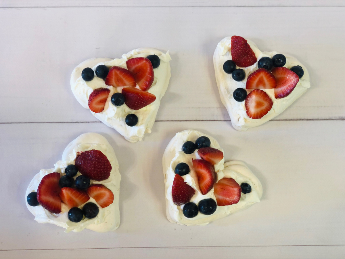 MINI BEZA Z KREMEM ŚMIETANKOWYM Z MASCARPONE 1 SZT. MINI BEZA Z KREMEM ŚMIETANKOWYM Z MASCARPONE 1 SZT.