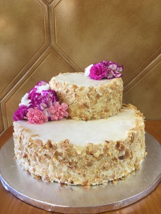 TORT AMARETTO PIĘTROWY Z DEKORACJĄ Z OWOCÓW SEZONOWYCH DUŻY