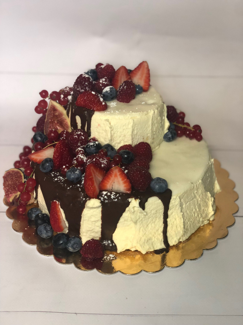 TORT AMARETTO PIĘTROWY Z DEKORACJĄ ŚREDNI TORT AMARETTO PIĘTROWY Z DEKORACJĄ ŚREDNI