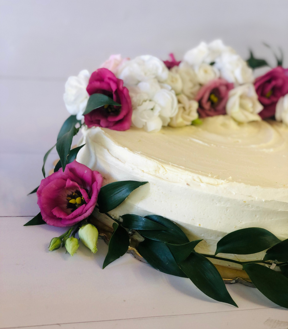 TORT AMARETTO Z DEKORACJĄ Z KWIATÓW DUŻY TORT AMARETTO Z DEKORACJĄ Z KWIATÓW DUŻY