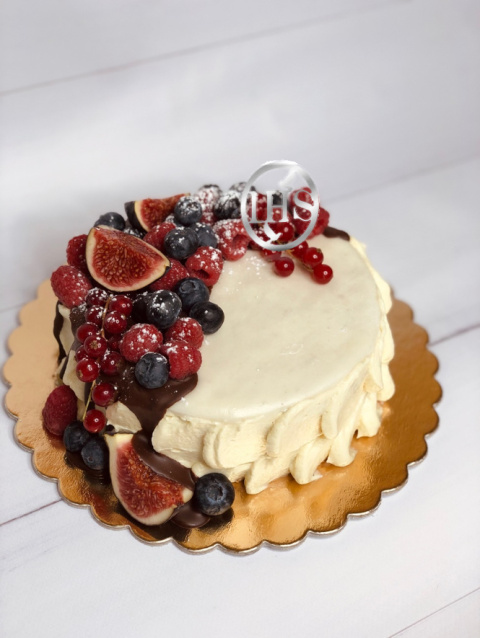 TORT AMARETTO Z DEKORACJĄ Z OWOCÓW MAŁY TORT AMARETTO Z DEKORACJĄ Z OWOCÓW MAŁY