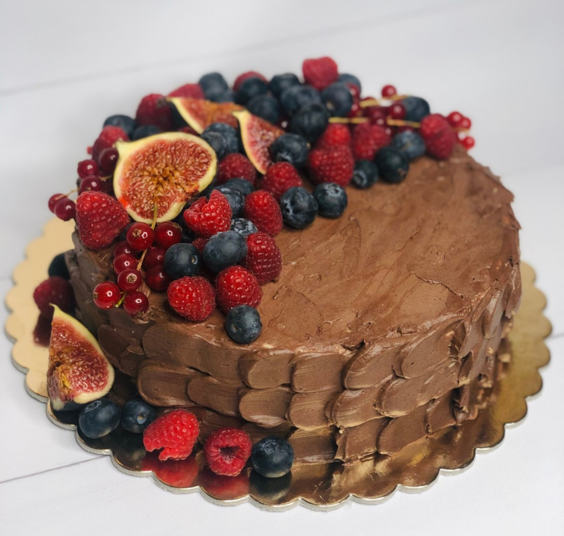 TORT AMARETTO Z DEKORACJĄ Z OWOCÓW ŚREDNI CIEMNY TORT AMARETTO Z DEKORACJĄ Z OWOCÓW ŚREDNI CIEMNY