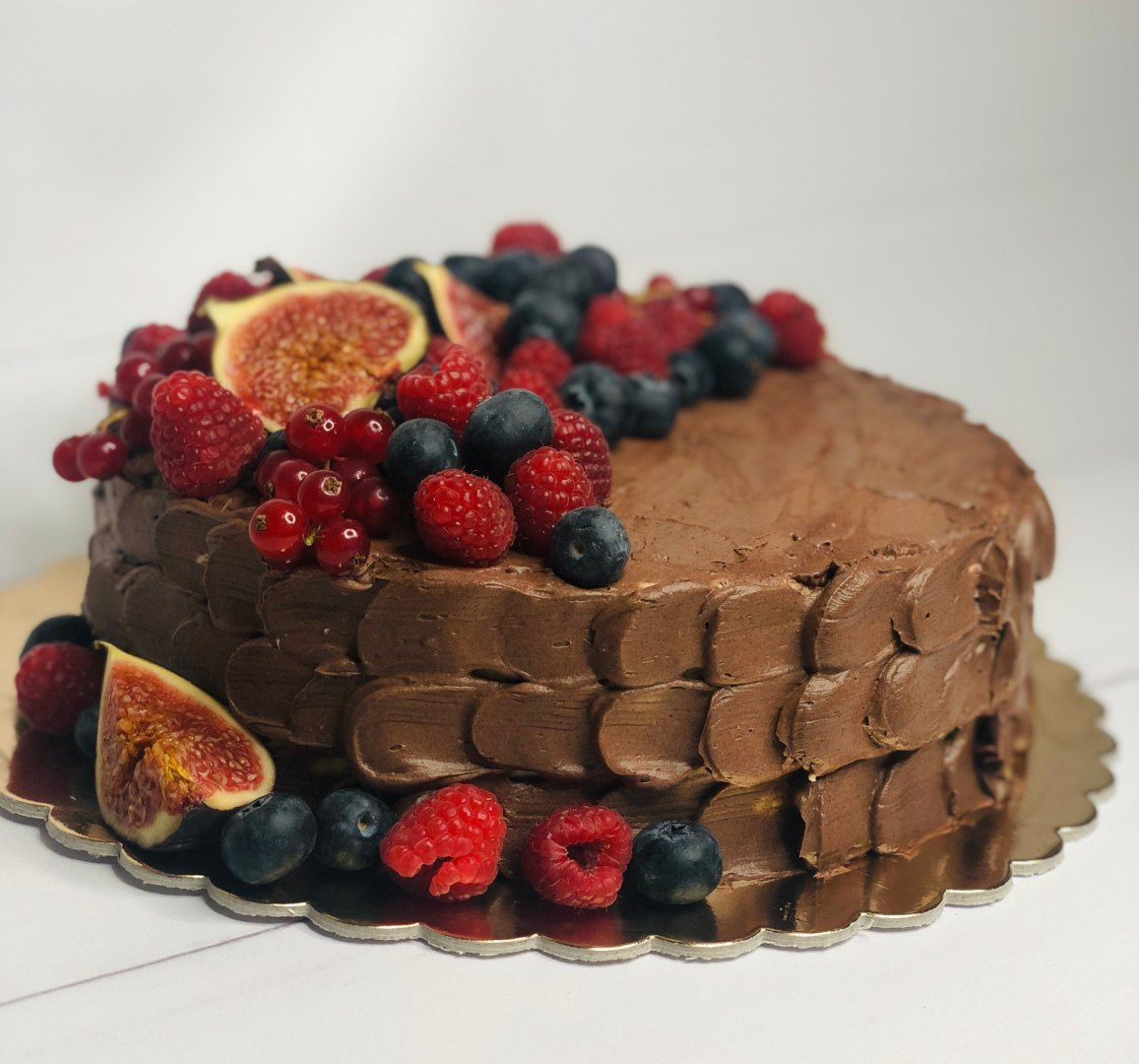 TORT AMARETTO Z DEKORACJĄ Z OWOCÓW ŚREDNI CIEMNY TORT AMARETTO Z DEKORACJĄ Z OWOCÓW ŚREDNI CIEMNY