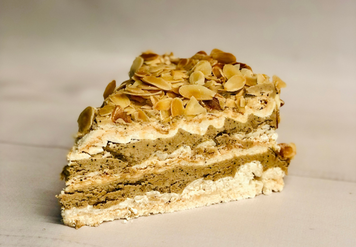 TORT BEZOWY KAWOWY ŚREDNI TORT BEZOWY KAWOWY ŚREDNI