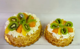 TORT ŚMIETANOWY Z OWOCAMI MAŁY