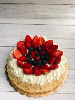 TORT ŚMIETANOWY Z OWOCAMI ŚREDNI